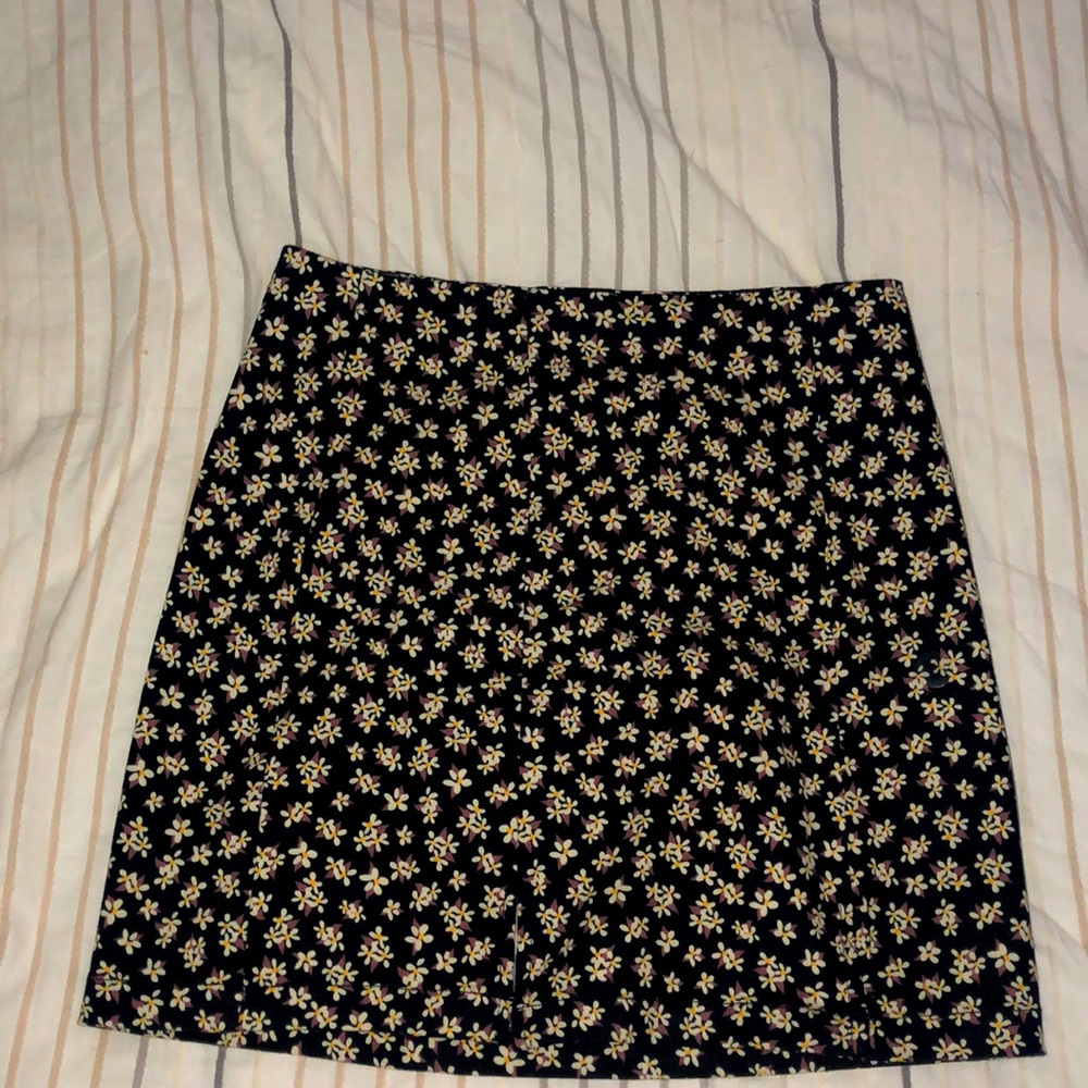 Small black skirt with flowers